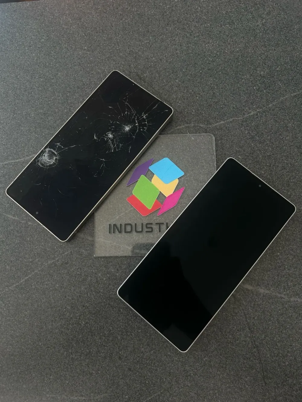 Écran Samsung cassé et écran Samsung remplacé